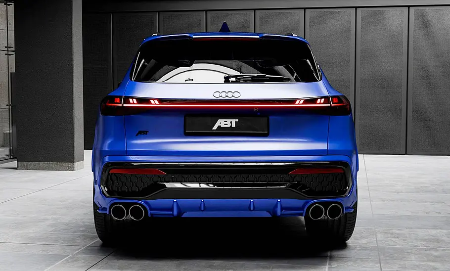 Der Audi SQ5 von Abt stehend von hinten fotografiert.