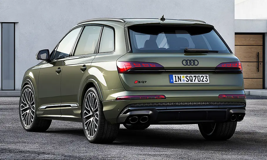 Das Audi SQ7 Facelift (2024) stehend von schräg hinten.