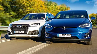 Audi SQ7 und Tesla Model X P100D im Test - Foto: Jürgen Zerha