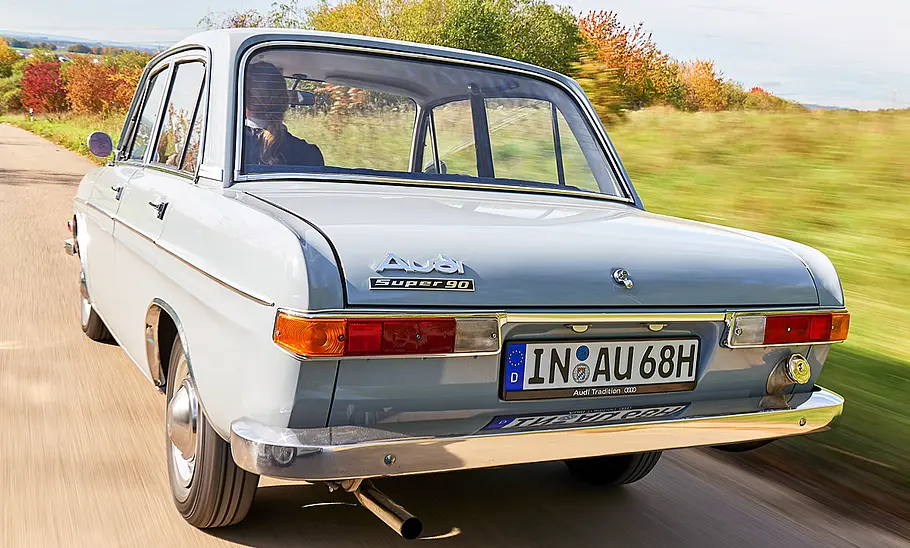 Audi Super 90 fahrend von schräg hinten fotografiert.