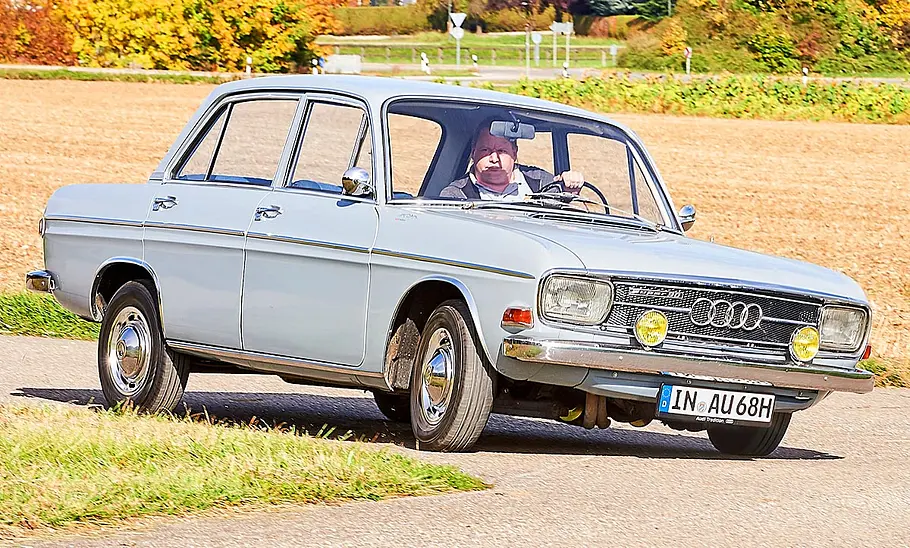 Audi Super 90 fahrend von schräg vorne fotografiert.