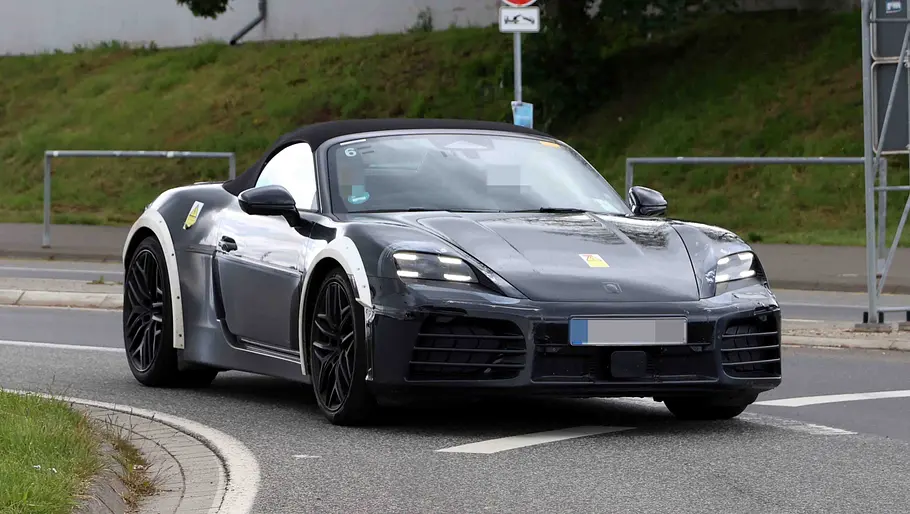 Der Audi TT-Nachfolger fährt als Prototyp in einen Kreisverkehr, von vorne fotografiert.
