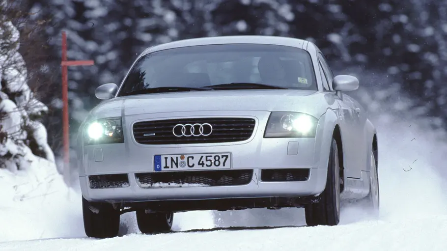 Audi TT quattro fahrend von vorne fotografiert. 