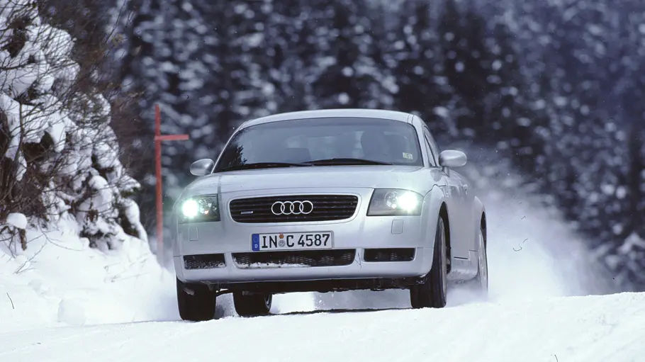Audi TT Quattro fahrend von vorne
