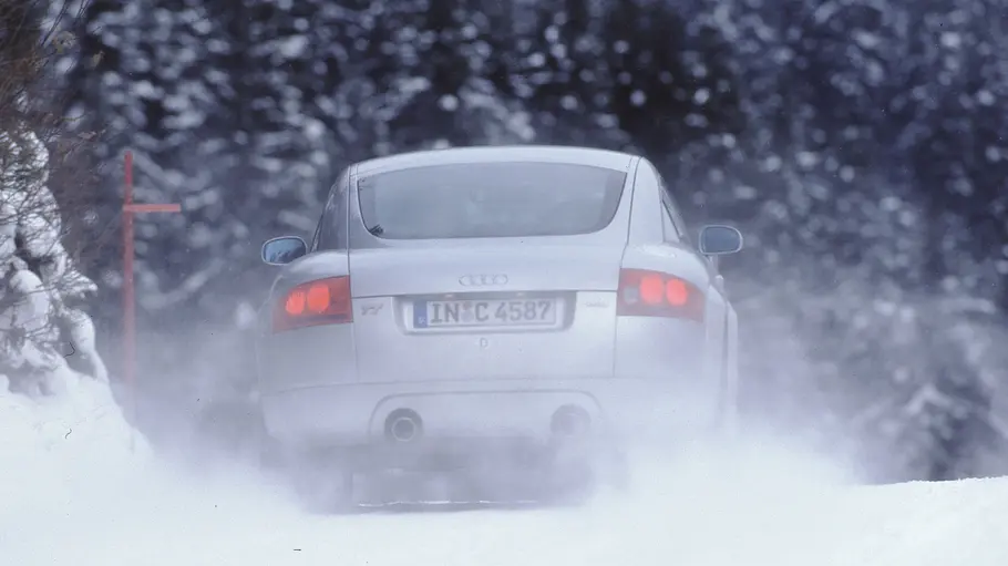 Audi TT quattro fahrend von schräg hinten