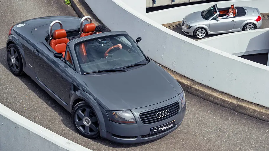 Audi TT Restomod Der Audi TT Restomod stehend von schräg vorne.