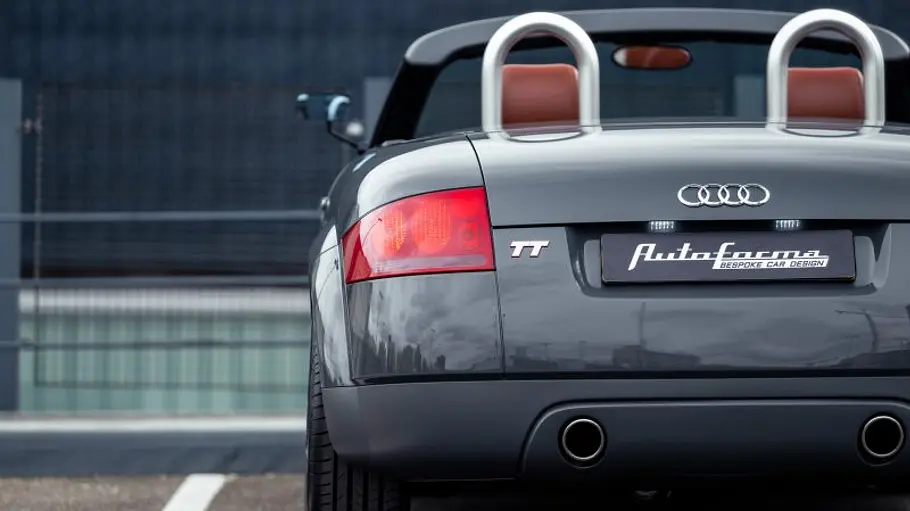 Audi TT Restomod Der Audi TT Restomod stehend von hinten.