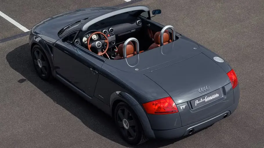 Audi TT Restomod Der Audi TT Restomod stehend von schräg hinten.