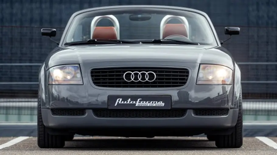 Audi TT Restomod Der Audi TT Restomod stehend von vorne.