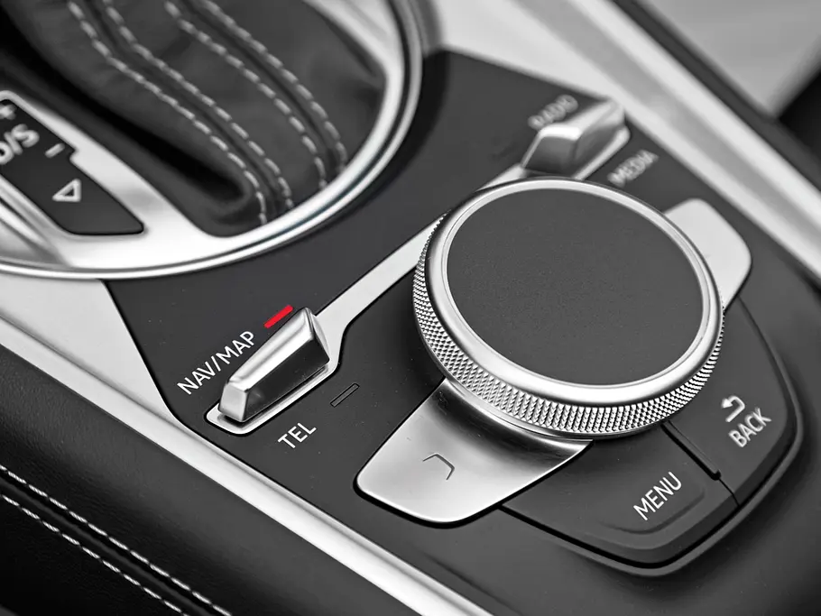 Audi TT Roadster 2.0 TFSI quattro S tronic Audi TT Roadster 2.0 TFSI quattro S tronic Sportler Test Innenraum Mittelkonsole MMI
