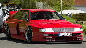 Der Audi quattro (Ur-Quattro) von Herold Motorsport fahrend von schräg vorne. - Foto: AUTO ZEITUNG