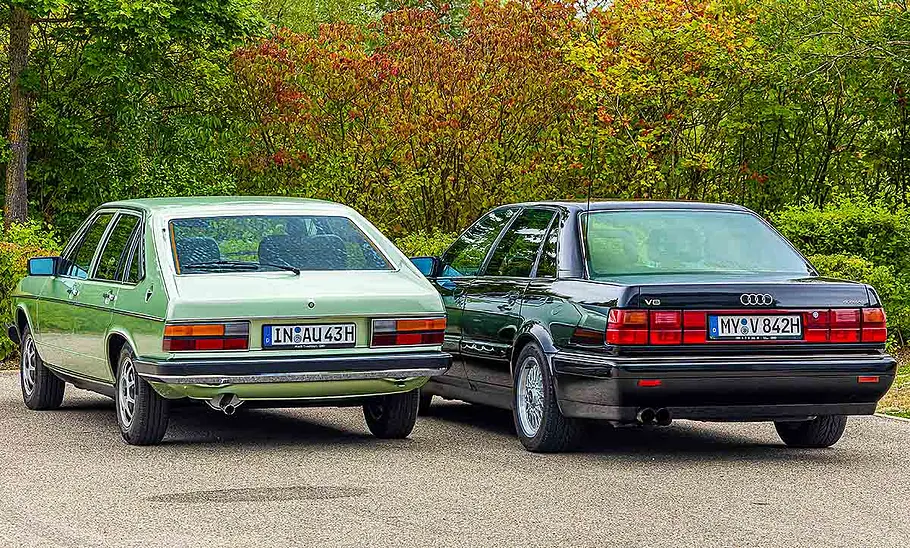 Der Audi 100 Avant/Audi V8 statisch von schräg hinten fotografiert.