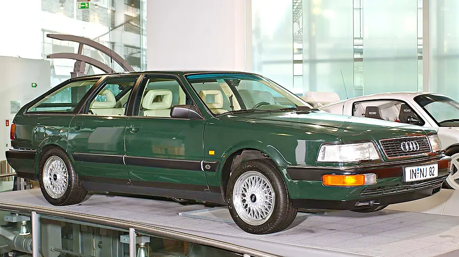Audi V8 Avant statisch von schräg vorne fotografiert. 
