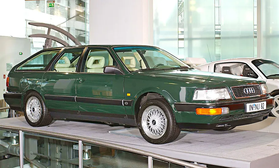 Audi V8 Avant statisch von schräg vorne fotografiert.