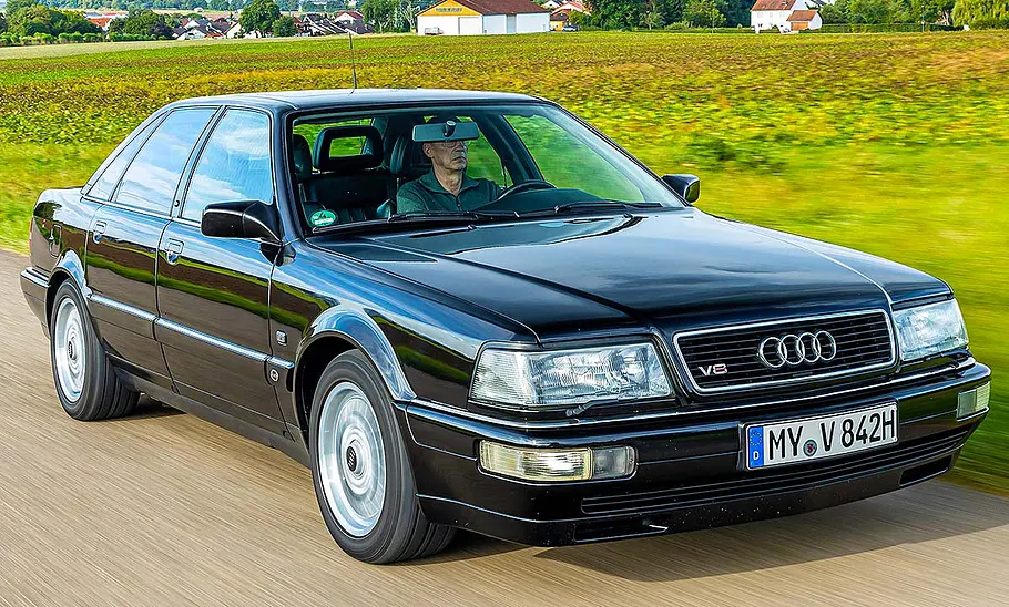 Der Audi V8 fahrend von schräg vorne fotografiert.