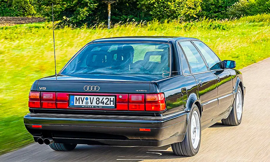 Der Audi V8 fahrend von schräg hinten fotografiert.
