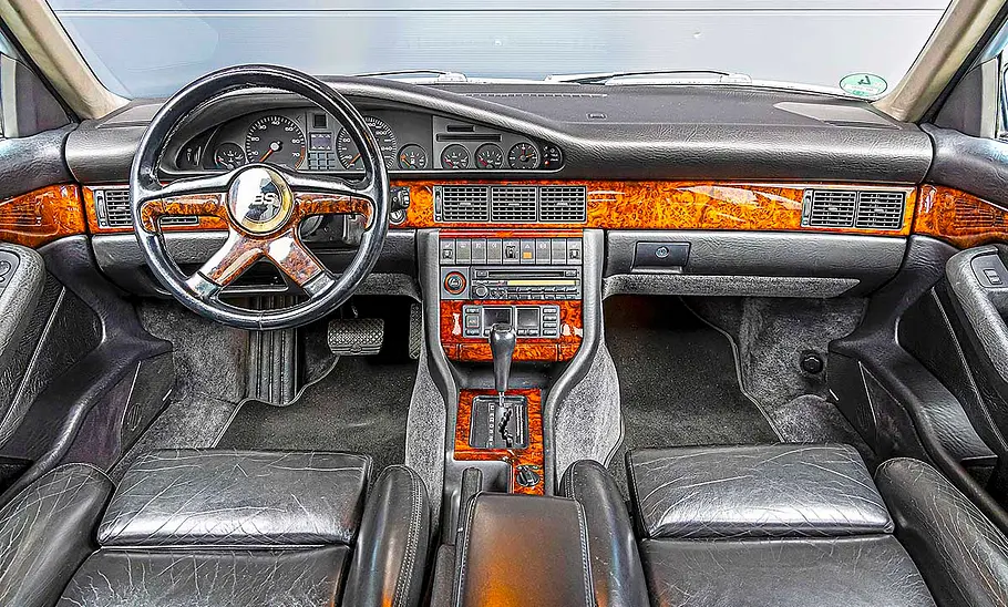 Das Cockpit des Audi V8.