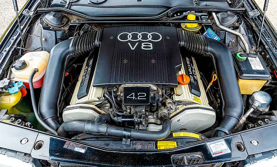 Der Motor des Audi V8.