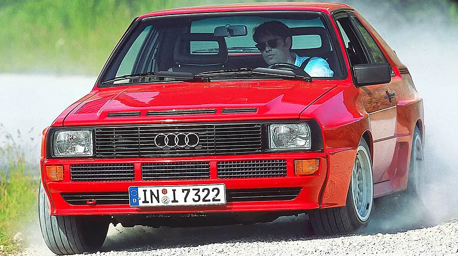 Der Audi Sport Quattro fahrend von vorne.