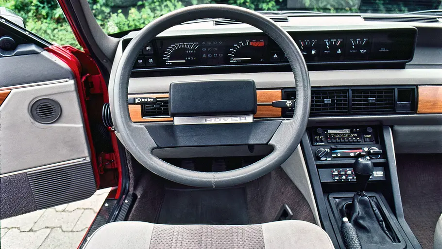 Das Cockpit des Austin Rover Vitesse.