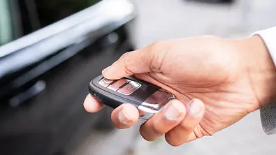 Funkschlüssel fürs Auto leer - Foto: Getty Images/Westend61