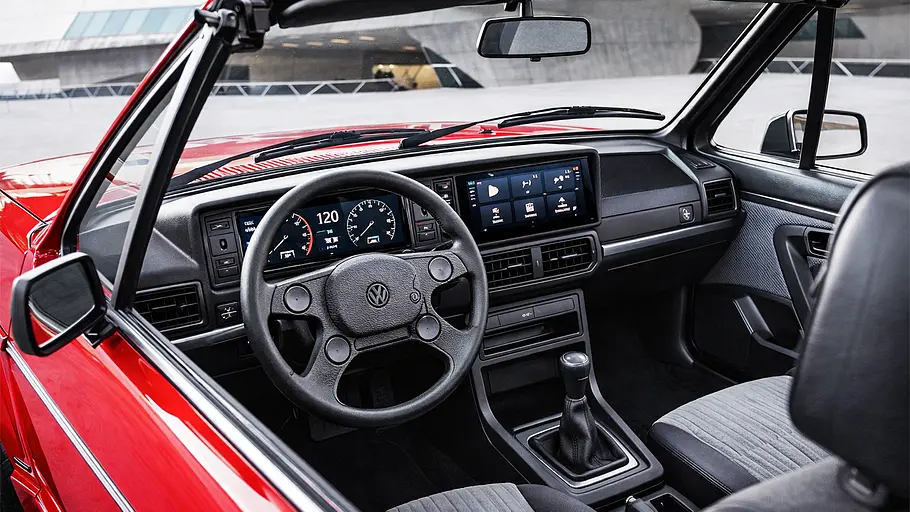 Blick auf die KI-generierten Armaturen eines Volkswagens.