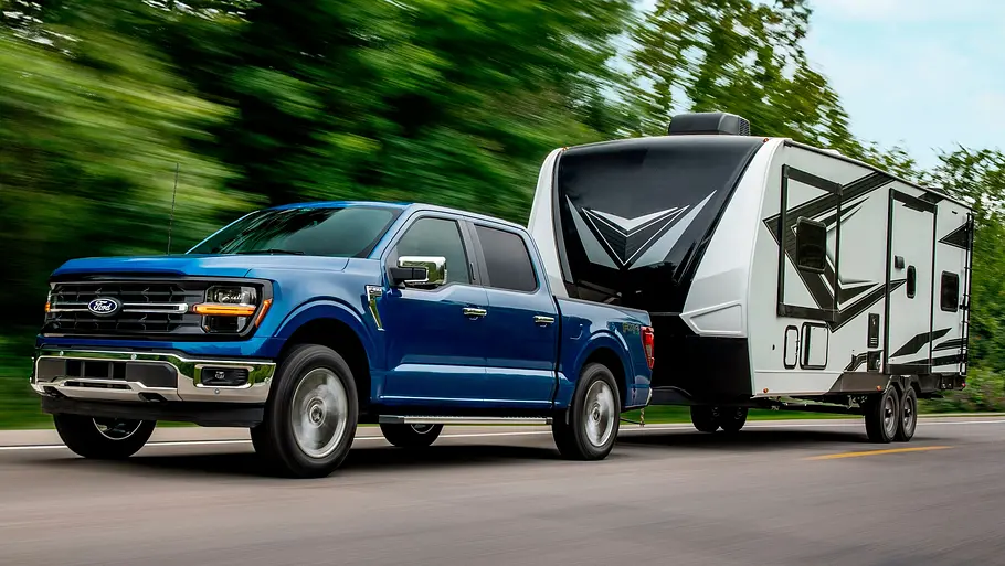 Ford F-150 fahrend von schräg vorne fotografiert. 