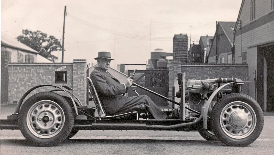 Morgan 4/4 statisch von der Seite fotografiert. 