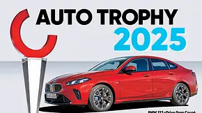 Auto Trophy 2025: Das Symbolbild zeigt die Trophäe sowie den Hauptgewinn, ein BMW 2er Gran Coupé. - Foto: AUTO ZEITUNG