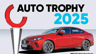 Auto Trophy 2025: Das Symbolbild zeigt die Trophäe sowie den Hauptgewinn, ein BMW 2er Gran Coupé. - Foto: AUTO ZEITUNG