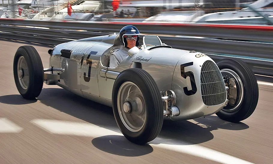 Auto Union Typ C Der Auto Union Typ C fahrend von vorne.