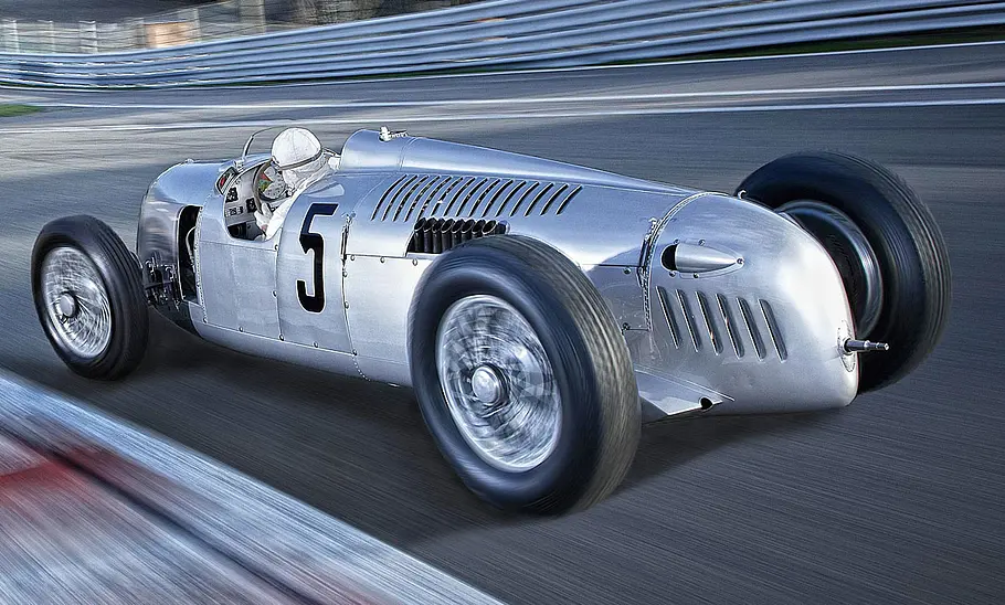 Auto Union Typ C Der Auto Union Typ C fahrend von hinten.