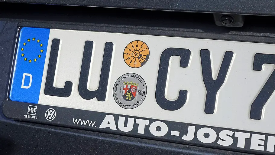 Wahrheit über Autokennzeichen Autokennzeichen am Fahrzeug montiert fotografiert.
