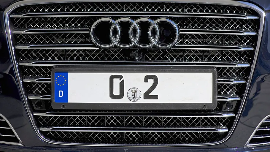 Wahrheit über Autokennzeichen Das amtliche Kfz-Kennzeichen der Staatslimousine für den Bundeskanzler Deutschlands.