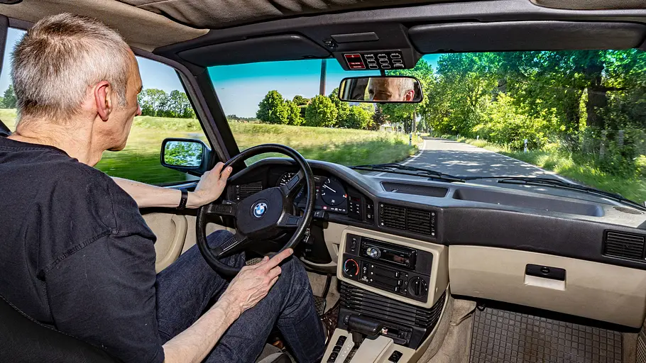 Autoliteratur-Händler Oliver Höpel Autoliteratur-Händler Oliver Höpel fahrend in seinem BMW