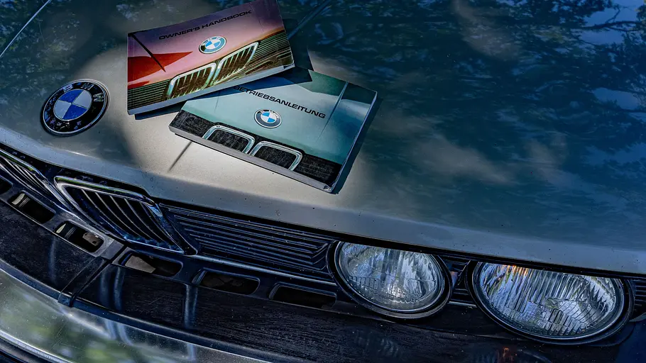 Automobil-Prospekte Automobil-Prospekte von BMW auf einer Motorhaube