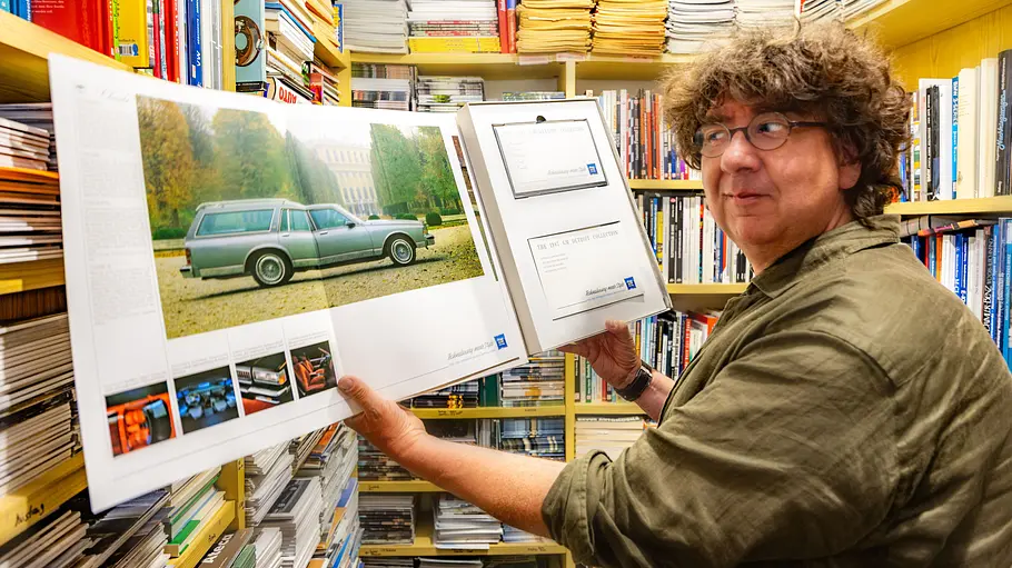 Besuch beim Autoliteratur-Händler Autor Knut Simon mit Automobil-Prospekten