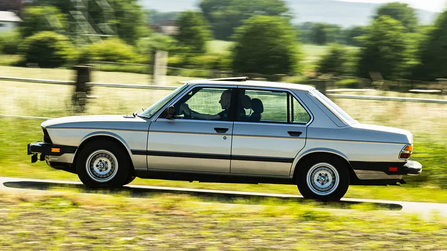 BMW 524td Der BMW 524td fahrend seitlich