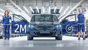 Die Produktion eines BMW i5 in einer Halle von vorne fotografiert. - Foto: BMW