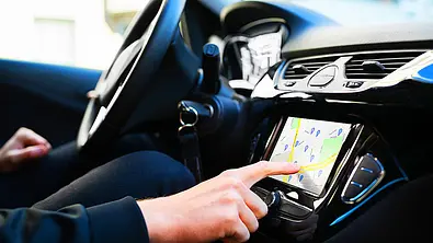 Autoradio mit Navi - Foto: iStock/AndreyPopov