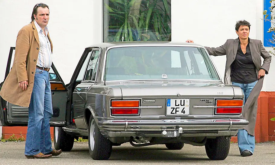 Der Fiat 130 statisch von hinten fotografiert.