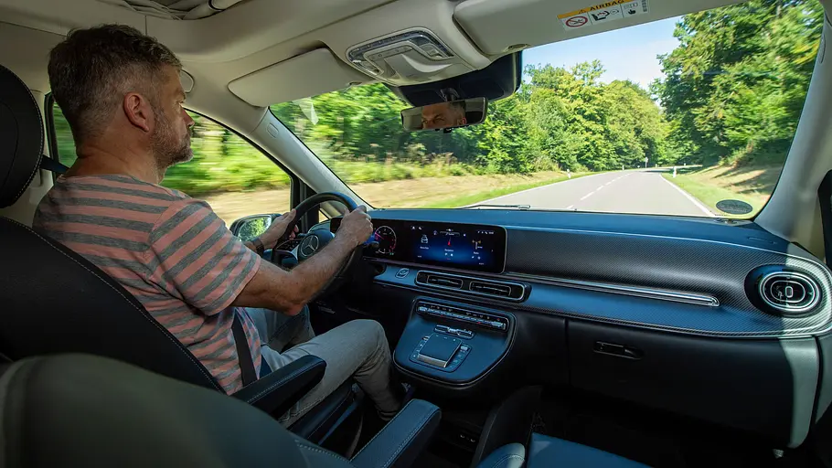 Das Armaturenbrett der Mercedes V-Klasse Marco Polo.