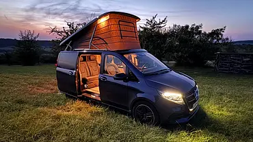 Der Mercedes V-Klasse Marco Polo mit aufgestelltem Dach und geöffneten Schiebetüren im freien Feld. - Foto: Johannes Riegsinger Der Mercedes V-Klasse Marco Polo mit aufgestelltem Dach und geöffneten Schiebetüren im freien Feld. - Foto: Johannes Riegsinger