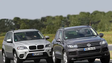 BMW X5 xDrive30d und VW Touareg V6 TDI sind echte Alleskönner