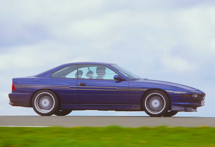 Alpina B12 5.7 Coupé Der Alpina B12 5.7 Coupé fahrend von der Seite fotografiert.