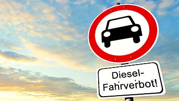 Ein Schild mit dem Hinweis auf das Diesel-Fahrverbot. - Foto: AUTO ZEITUNG/BauerStock