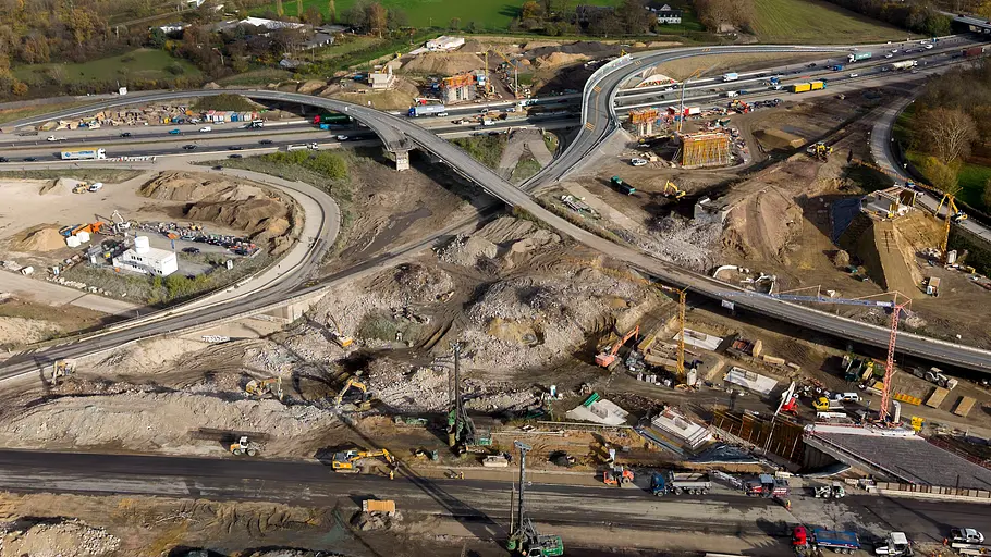 Baustelle am Autobahnkreuz Kaiserberg in Nordrhein-Westfalen Ein Drohnenfoto zeigt die Baustelle am Autobahnkreuz Kaiserberg in Nordrhein-Westfalen aus der Ferne.