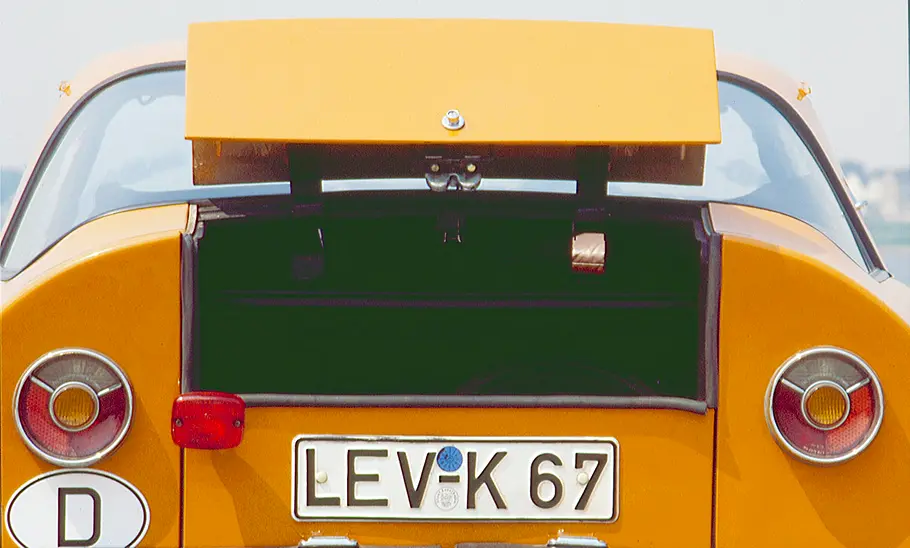 Der Bayer K67 von hinten mit geöffnetem Kofferaum fotografiert.