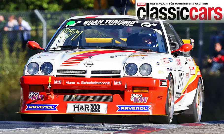 Beckmann-Opel Manta B Der Beckmann-Opel Manta B fahrend von schräg vorne fotografiert.