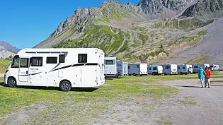Ein Campingplatz am Fuße eines hohen Gebirges. - Foto: Imago